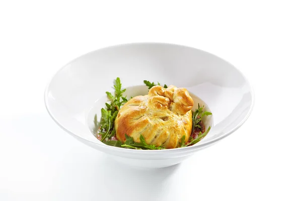 トマトソースと新鮮なアルグラの葉で焼きブラタチーズ — ストック写真