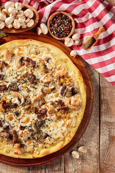 木桌上的蘑菇披萨 — 图库照片