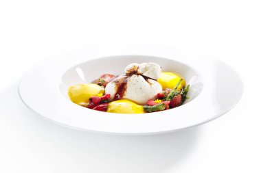 Domatesli ve mangolu kremalı burrata peyniri.