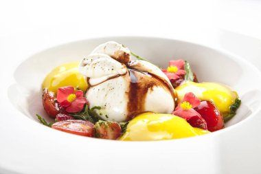 Domatesli ve mangolu kremalı burrata peyniri.
