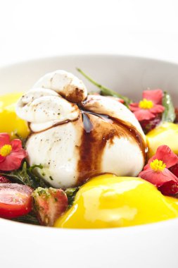 Domatesli ve mangolu kremalı burrata peyniri.