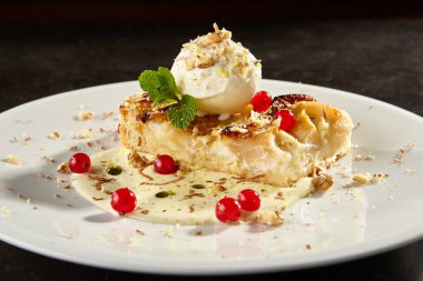 Elmalı turta dilimi ve yanında dondurma kepçesi.