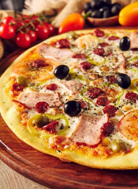 Tahta masada etli pizza yakın plan.