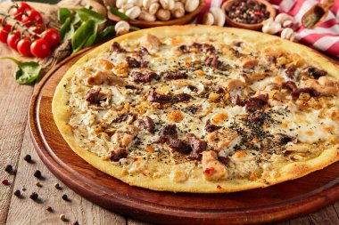 Tahta masada mantarlı pizza.