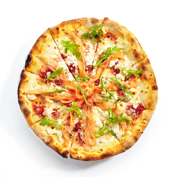 配鲑鱼、奶油芝士和新鲜可乐叶的比萨 — 图库照片