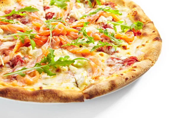 Pizza z łososia, serem śmietankowym i świeżej rukoli Liście izolowane — Zdjęcie stockowe