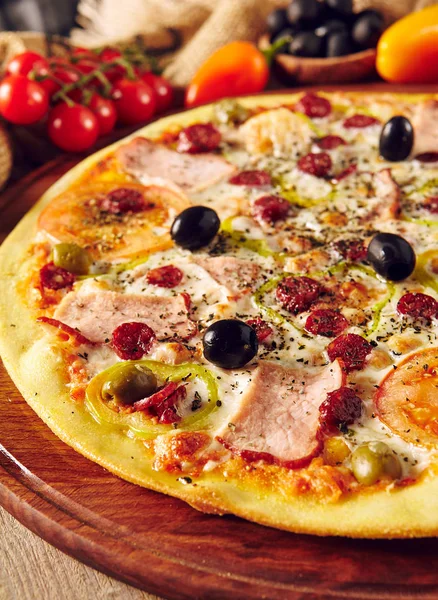 Pizza mięsna na drewnianym stole zbliżenie — Zdjęcie stockowe