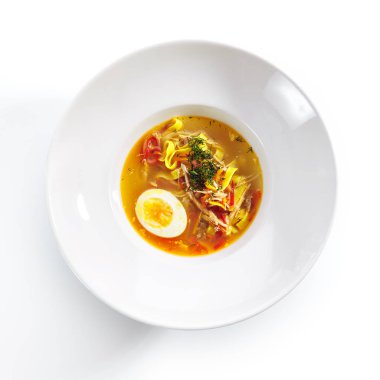 Tagliatelle Makarnalı Tavuk Çorbası, Yumurta ve Taze Bitki İzolasyonu