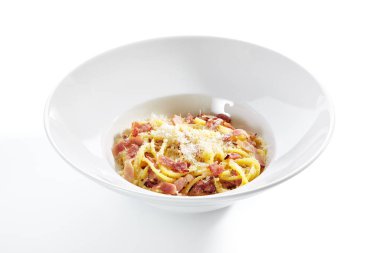 Izgara parmesanlı ve jambonlu spagetti.