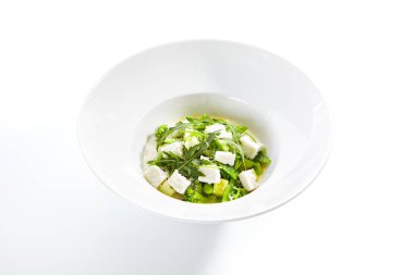 Brokoli, Rucola, Bezelye ve Peynirli Avokado Armut Salatası