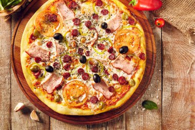 Tahta masa manzaralı et pizzası.