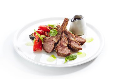 Beyaz Restoran Platosu 'nda ızgara kuzu pirzola ve fırında sebze.