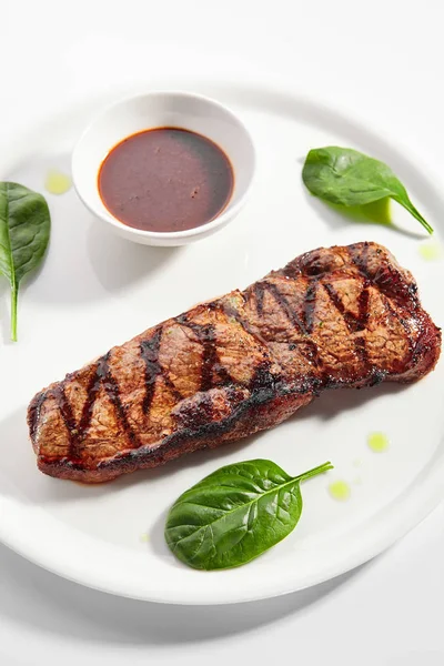 Striploin bistecca con salsa da vicino — Foto Stock