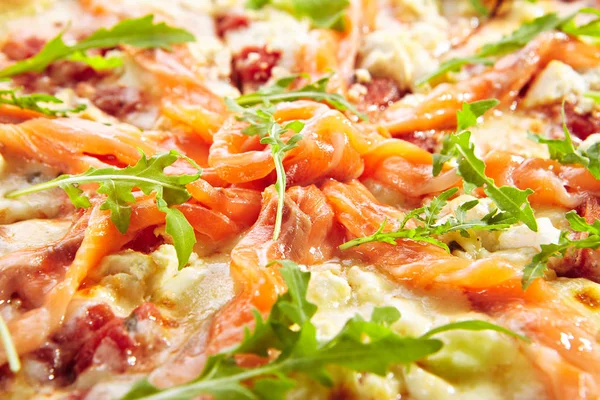 配鲑鱼、奶油芝士和新鲜可乐叶的比萨 — 图库照片
