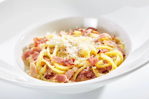 Makro fotografie špaget carbonara s strouhaným parmezánem a Baco — Stock fotografie