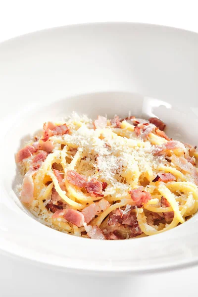 Macro foto de espaguete Carbonara com parmesão ralado e Baco — Fotografia de Stock