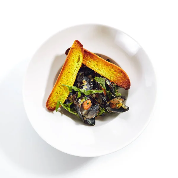 Mejillones azules en salsa de crema con baguette francesa picante —  Fotos de Stock