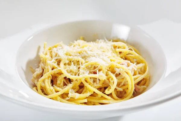 Espaguete italiano Alla Carbonara com parmesão ralado — Fotografia de Stock