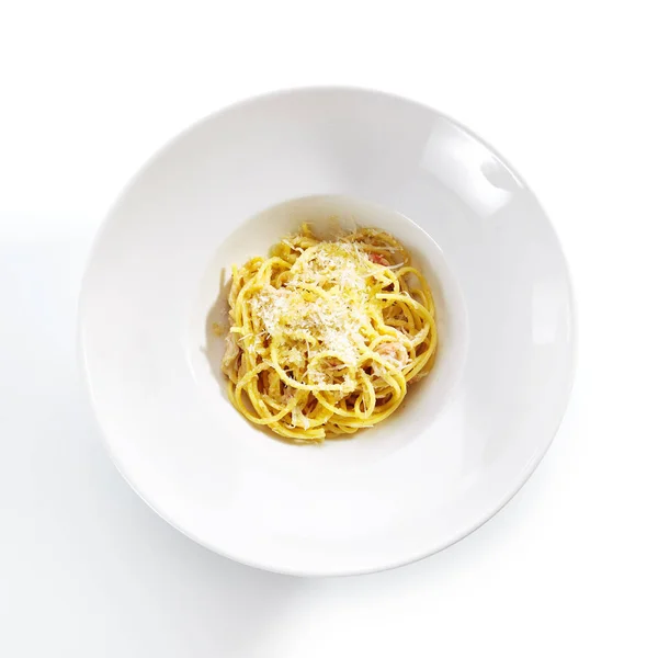 Espaguete italiano Alla Carbonara com parmesão ralado — Fotografia de Stock