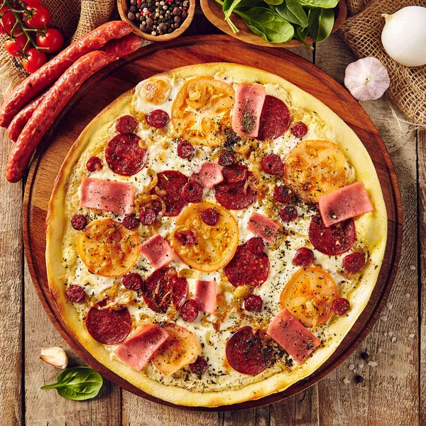 Pizza de carne e tomate na mesa de madeira vista superior — Fotografia de Stock