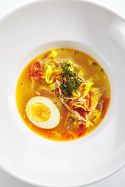 Tagliatelle Makarnalı Tavuk Çorbası, Yumurta ve Taze Bitki İzolasyonu