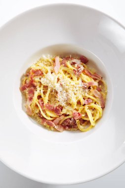 Makro Makro Spaghetti Carbonara ve ızgara Parmesan ve Baco.