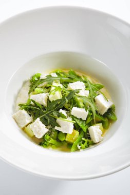 Brokoli, Rucola, Bezelye ve Peynirli Avokado Armut Salatası