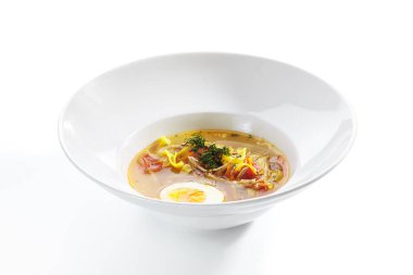 Tagliatelle Makarnalı Tavuk Çorbası, Yumurta ve Taze Bitki İzolasyonu