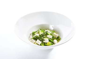Brokoli, Rucola, Bezelye ve Peynirli Avokado Armut Salatası