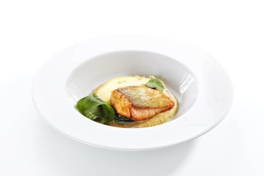 Kızarmış ıspanaklı somon fileto ve fırında kereviz kökü mus.