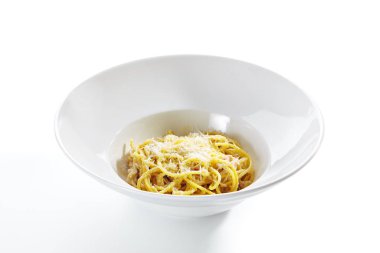 İtalyan spagettisi, ızgara parmesanlı Carbonara peyniri.