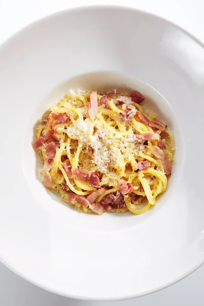 Macro foto de espaguete Carbonara com parmesão ralado e Baco — Fotografia de Stock