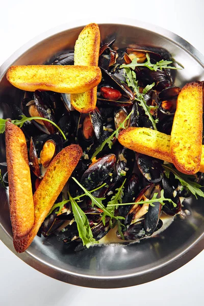 Blue Mussels in Cream Sauce with Spicy French Baguette — Stock Photo, Image