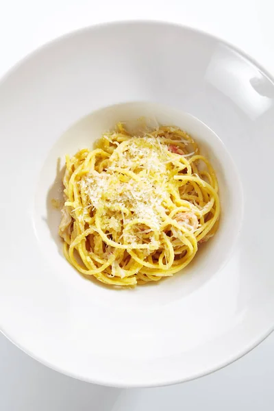 Espaguete italiano Alla Carbonara com parmesão ralado — Fotografia de Stock