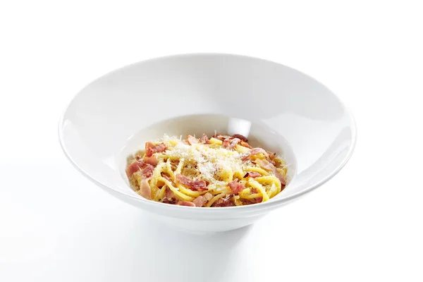 Spaghetti Carbonara z tartym parmezanem i boczkiem — Zdjęcie stockowe