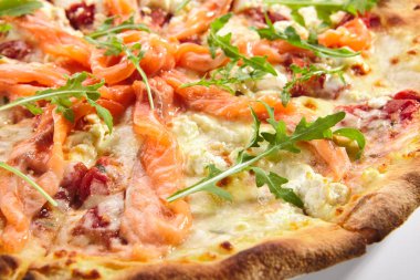 Somonlu pizza, krem peynir ve taze Rucola Yaprakları