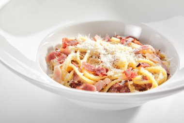 Makro Makro Spaghetti Carbonara ve ızgara Parmesan ve Baco.
