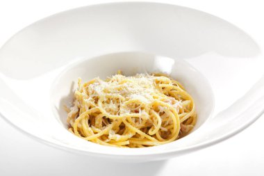 İtalyan spagettisi, ızgara parmesanlı Carbonara peyniri.