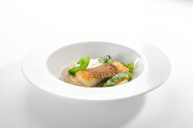 Yaban havucu püresine bulanmış kızarmış but filetosu.