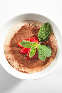 Yeşil Nane ve Dilimlenmiş Strawb ile İtalyan Tiramisu Tatlısı
