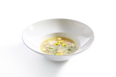 Beyaz Restoran Kasesinde Tortellini Makarnalı Tavuk Builionu