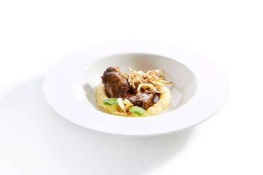 Patates püresi, yeşillik ve soğanlı sığır eti kızartması.