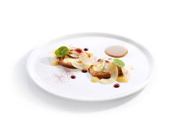 Krem peynirli ve armut dilimli yuvarlak Brioche tostu.