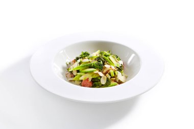 Avokado, Brokoli, Salatalık ve Bademli Salata