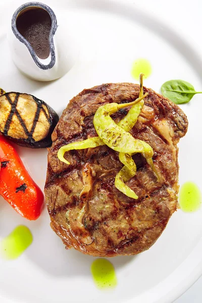 Makroaufnahme von Schweinenackensteak mit gegrilltem Gemüse isoliert — Stockfoto