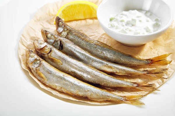 Жареная радужная рыба с изолированным татарским соусом — стоковое фото