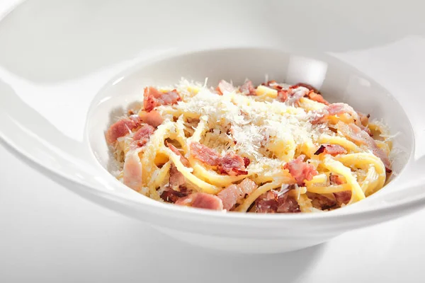 Macro foto de espaguete Carbonara com parmesão ralado e Baco — Fotografia de Stock