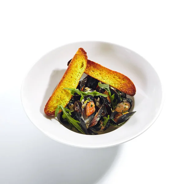 Blue Mussels in Cream Sauce with Spicy French Baguette — Stock Photo, Image