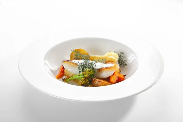 白菜盘上烤蔬菜的鳕鱼片 — 图库照片