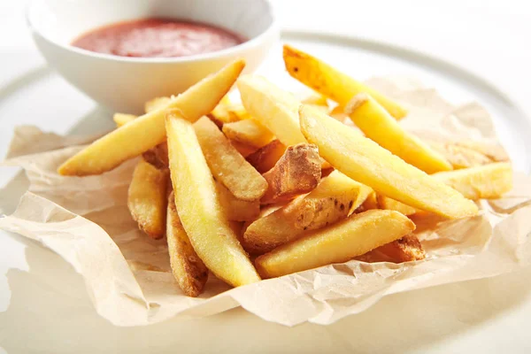 Pommes frites eller pommes frites med tomatsås — Stockfoto